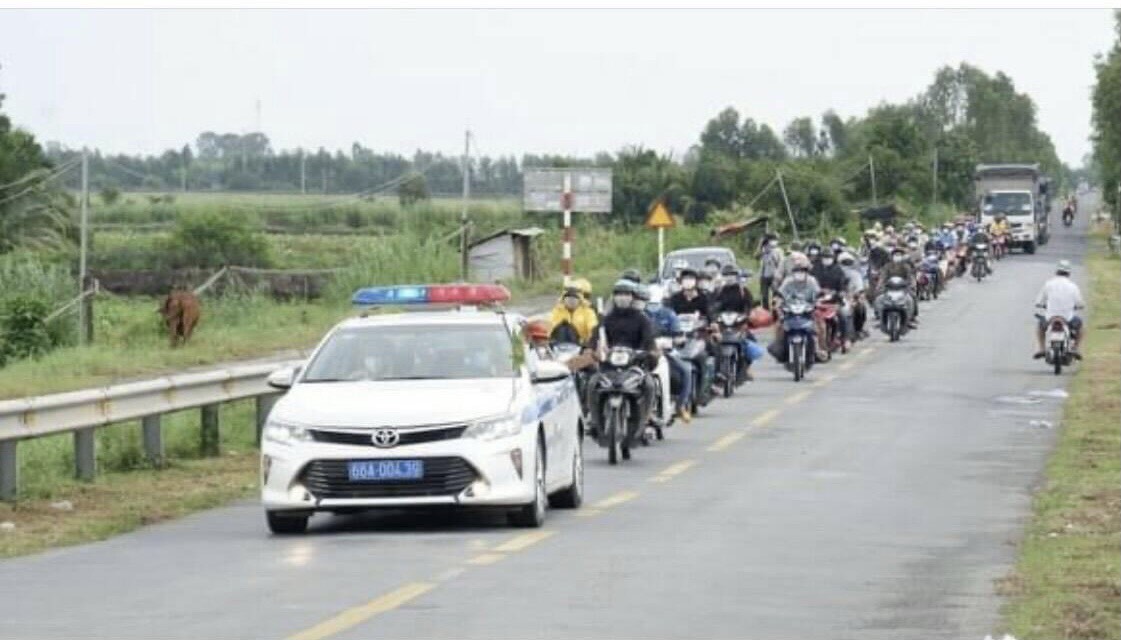 CSGT tỉnh Đồng Tháp dẫn đường cho 102 người dân tự đi xe máy bị kẹt ở Long An trở về quê Đồng Tháp (cách ly theo quy định). Ảnh: Người Đồng Tháp.