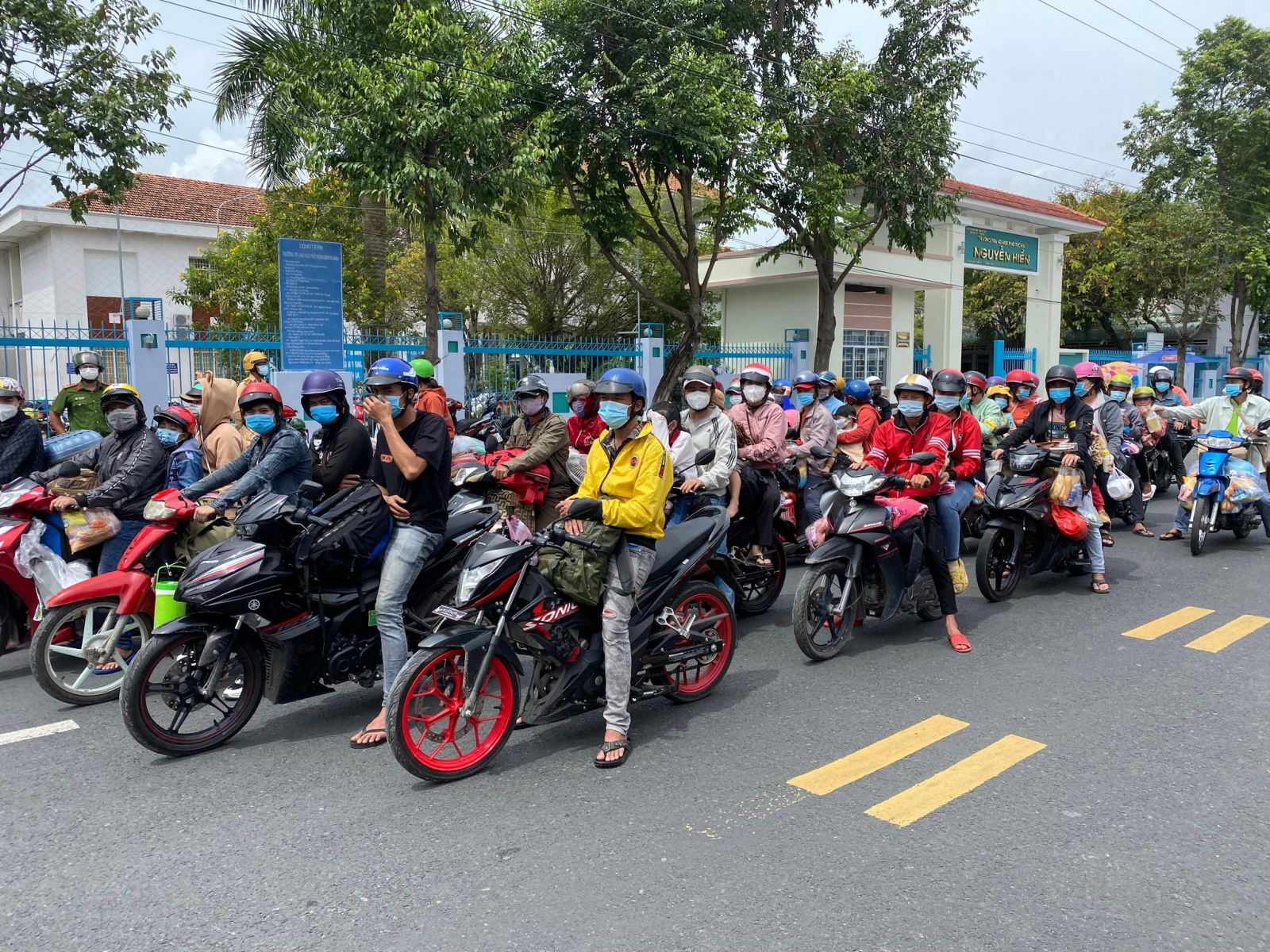 Các huyện, thị, thành phố của An Giang sẽ cho cảnh sát dẫn đường để người dân tự chạy xe máy theo về để giảm nguy cơ lây nhiễm khi đưa về bằng xe khách. Ảnh: Hồng Hải/ Thanhnien.vn