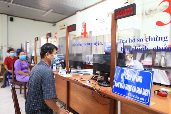 Người dân đến liên hệ làm giấy tờ tại UBND phường Hiệp Thành, quận 12, TPHCM