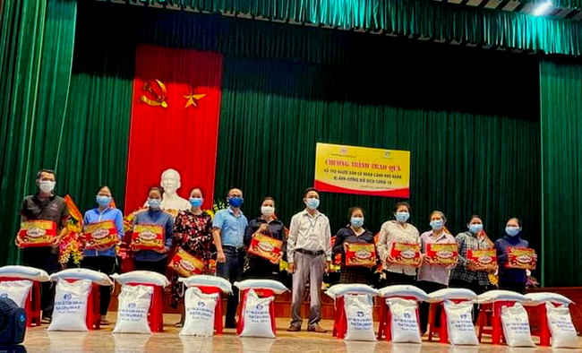 Đại điện Natrumax Việt Nam tại tỉnh Nghệ An cùng lãnh đạo Hội CTĐ tỉnh trao quà cho các hộ dân có HCKK tại huyện Quỳnh Lưu.