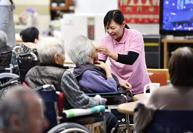 Điều dưỡng viên hỗ trợ người cao tuổi tại Nhật Bản. Ảnh minh hoạ: japantimes.co.jp
