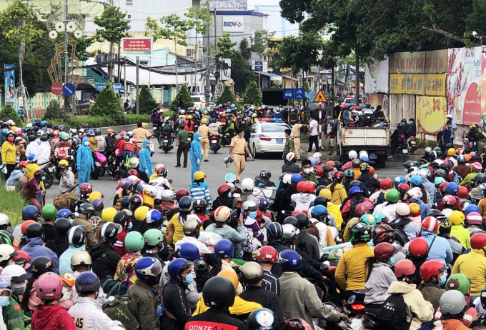 Người dân từ các tỉnh Đông Nam Bộ về tới TP Sóc Trăng ngày 3/10. Ảnh: Nguyễn Xuân