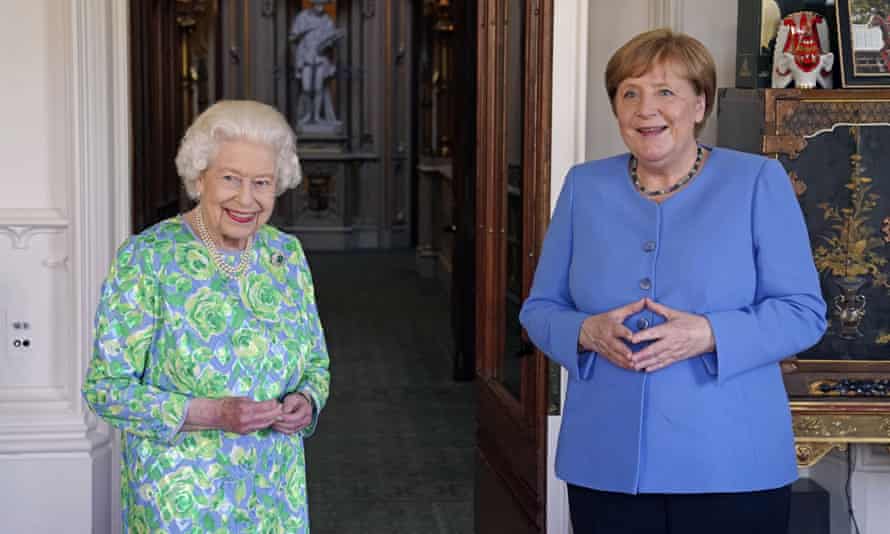 Nữ hoàng Anh và bà Merkel