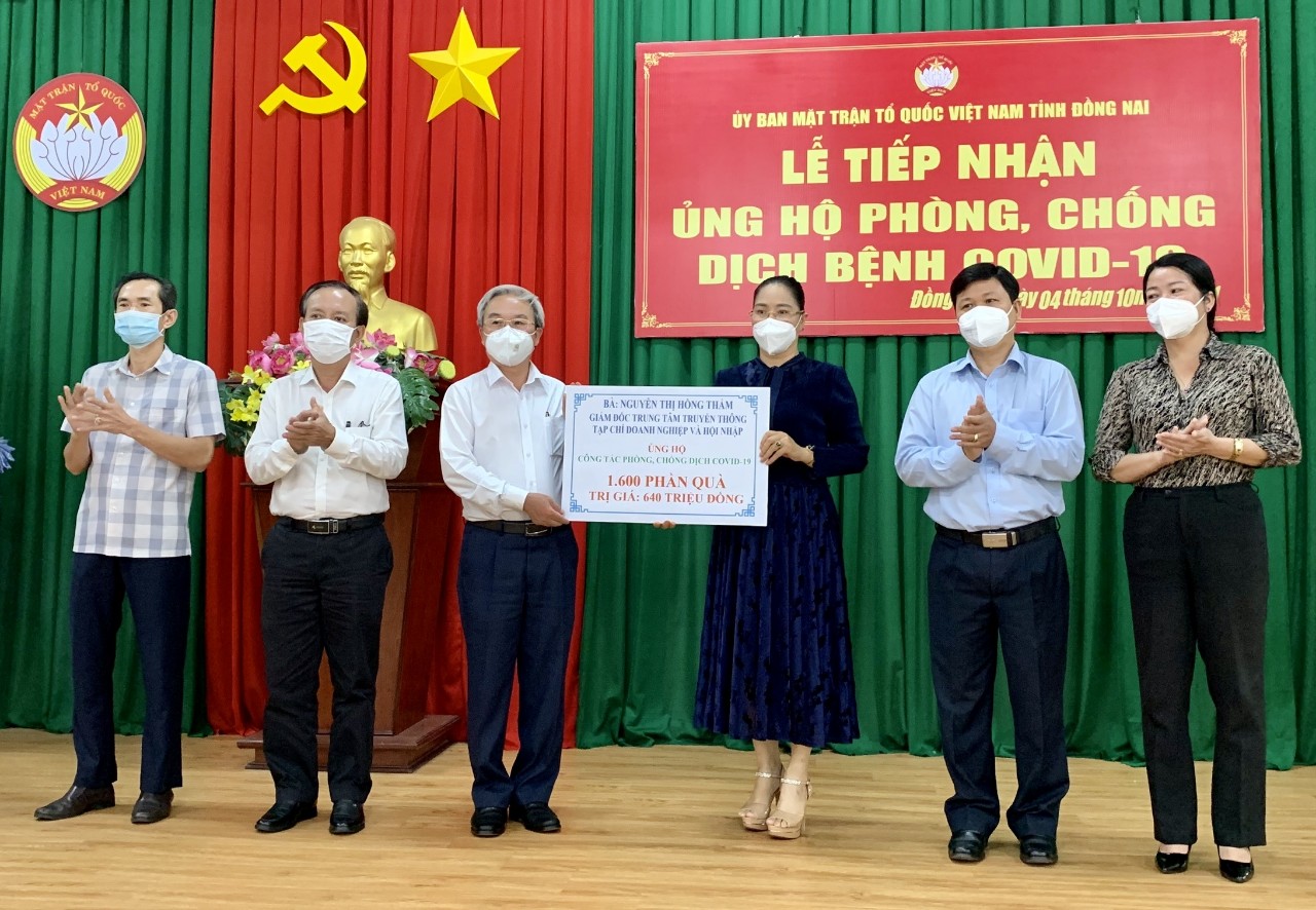 Bà Nguyễn Thị Hồng Thắm (vị trí thứ 3 từ phải qua trái) – Giám đốc Trung tâm Truyền thông Tạp chí doanh nghiệp và hội nhập ủng hộ công tác phòng, chống dịch trên địa bàn.