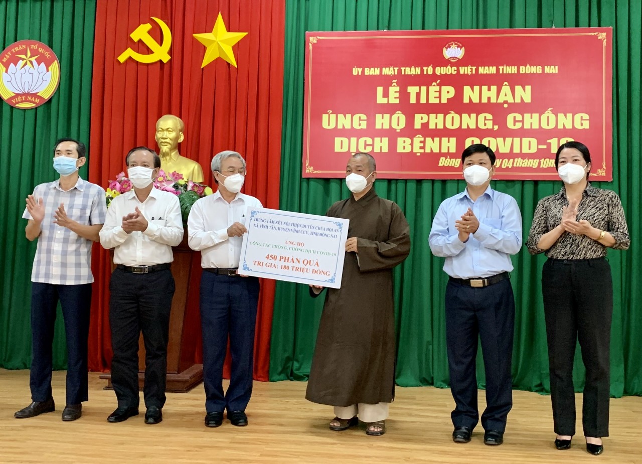 Thầy thích Chiếu Hiếu đại diện Trung tâm kết nối thiện duyên chùa Hội An, huyện Vĩnh Cửu gửi tặng 450 phần quà trong công tác phòng, chống dịch tại Đồng Nai