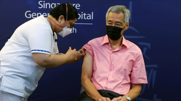 Thủ tướng Singapore Lý Hiển Long nhận mũi tiêm nhắc lại vắc xin COVID-19 vào ngày 17 tháng 9. © Reuters