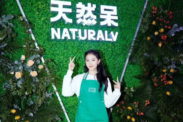 Nữ diễn viên Quan Hiểu Đồng quảng cáo cho thương hiệu trà sữa