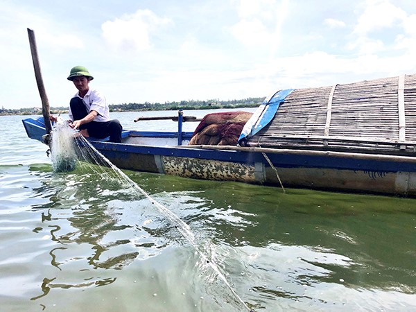 Nhiều hộ thoát nghèo bền vững nhờ mô hình đánh bắt cá và nuôi cá lồng trên sông từ vốn vay chính sách