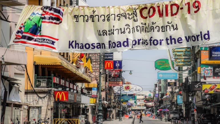 Vào những lúc bình thường, đường Khaosan ở trung tâm Bangkok rất đông khách du lịch. Du lịch đóng một vai trò quan trọng trong nền kinh tế Thái Lan - ngành này thu về 3 nghìn tỷ baht (89 tỷ USD) vào năm 2019, chiếm 18% GDP của cả nước. (Ảnh của Akira Kodaka)