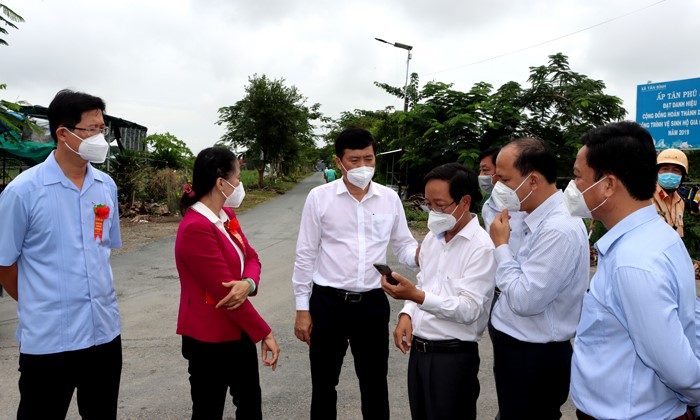 Dịp này, lãnh đạo tỉnh Đồng Tháp cùng lãnh đạo huyện Thanh Bình, khảo sát một số tuyến đường, chợ tại Cù lao Tây Thanh Bình