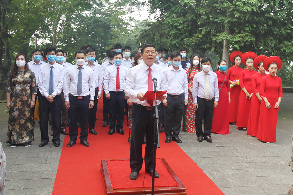 Đồng chí Nguyễn Văn Mạnh - TUV, Giám đốc Sở Giáo dục và Đào tạo Phú Thọ kính cáo với anh linh các Vua Hùng kết quả năm học 2020 - 2021