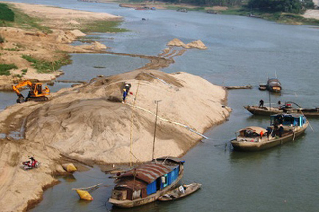 Hà Tĩnh xử lý khai thác cát trái phép trên sông Lam
