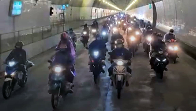 Người dân được tổ chức thí điểm chạy xe máy qua hầm Hải Vân ngay trong tối 06/10/2021.