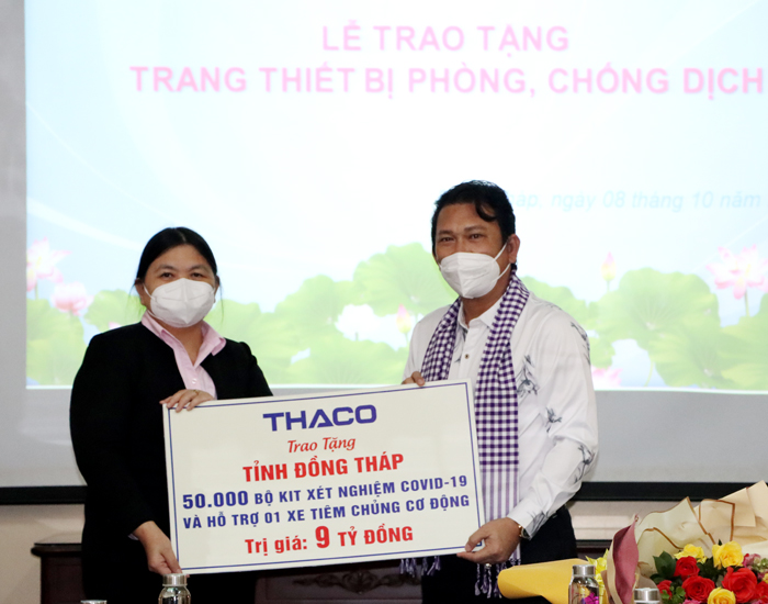 Lãnh đạo Sở Y tế tỉnh Đồng Tháp nhận bảng tượng trưng hiện vật trao tặng từ Công ty Cổ phần Ô tô Trường Hải.