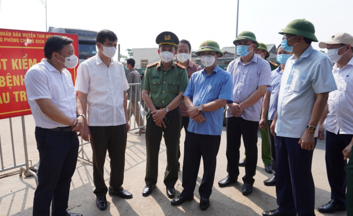 Chủ tịch UBND tỉnh Phú Thọ cùng đoàn công tác kiểm tra các điều kiện cần thiết hỗ trợ công dân từ các tỉnh phía Nam đi qua địa bàn tỉnh tại chốt kiểm soát phòng chống dịch cầu Trung Hà