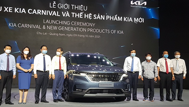 Lãnh đạo Thaco và tỉnh Quảng Nam thực hiện nghi thức ra mắt dòng sản phẩm KIA mới.