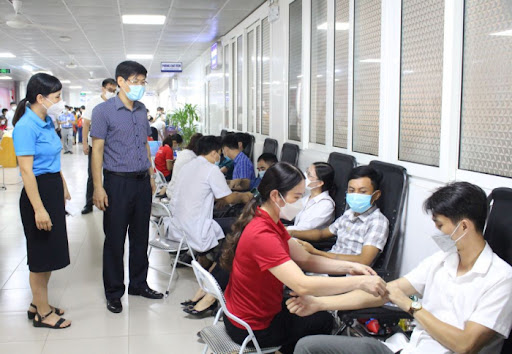 Đại diện Đảng ủy Khối các cơ quan tỉnh Phú Thọ thăm hỏi, động viên các tình nguyện viên hiến máu tại chương trình