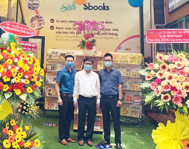 Ông Lê Hoàng - Giám đốc Công ty Đường sách Thành phố Hồ Chí Minh (người đứng giữa) cùng ông Nguyễn Anh Dũng - người sáng lập Sbooks (bên trái), ông Nguyễn Quốc Tuấn giám đốc điều hành Sbooks (bên phải) tại lễ khai trương khu trưng bày tủ sách