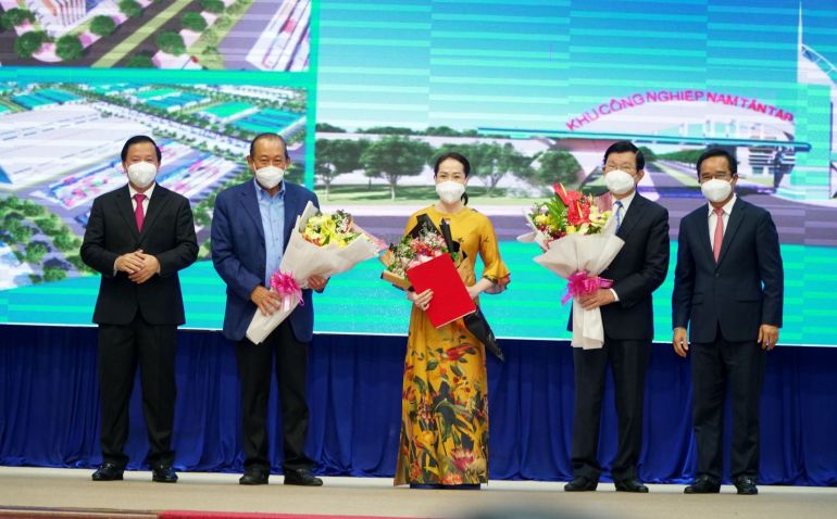 Long An trao quyết định thành lập KCN Nam Tân Tập với vốn đầu tư hơn 2.590 tỉ đồng và 11 dự án đầu tư khác