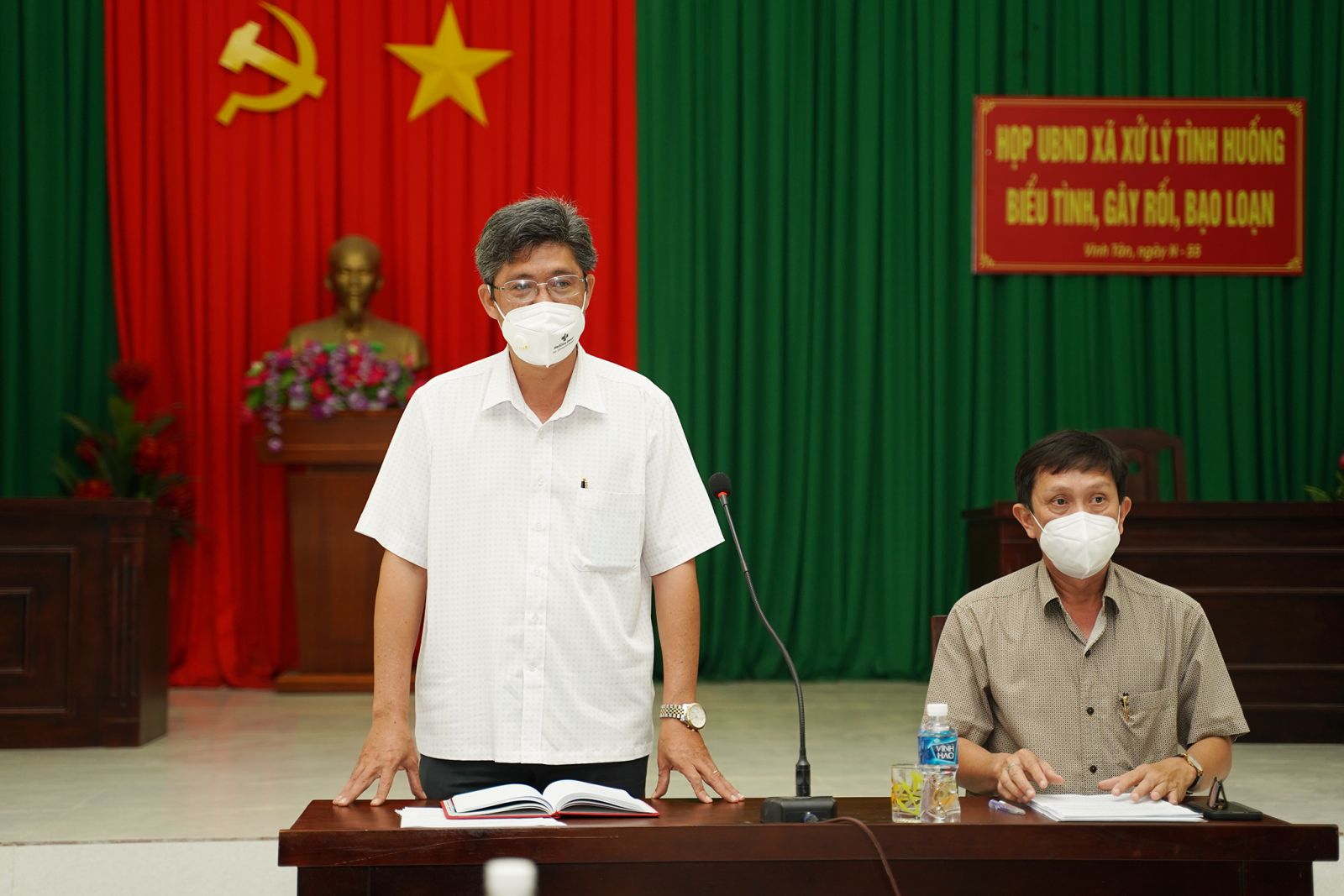 Phó Chủ tịch UBND tỉnh - Nguyễn Minh (bên trái) kiểm tra công tác phòng, chống dịch tại huyện Tuy Phong.