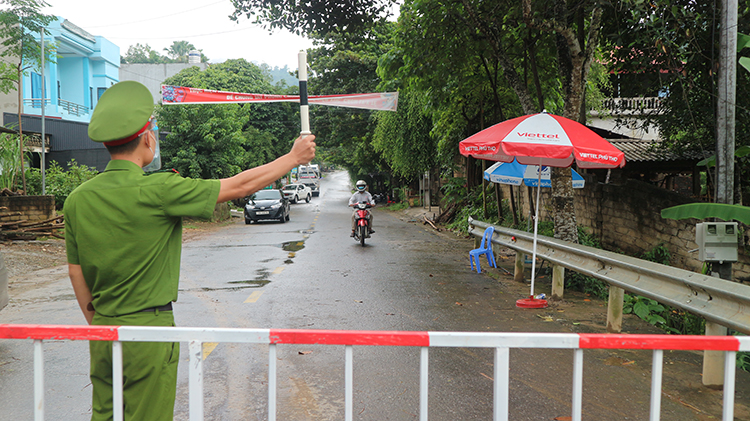 Chốt kiểm soát người và phương tiện ra, vào địa bàn tỉnh Phú Thọ tại khu Ngả Hai, xã Thu Cúc, huyện Tân Sơn