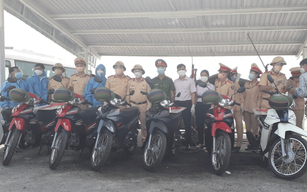 Các đơn vị tài trợ ở Đà Nẵng trao tặng xe máy cho người dân về quê