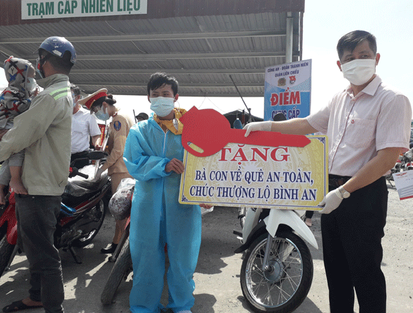 Ông Đoàn Ngọc Chung - Giám đốc chi nhánh NHCSXH TP Đà Nẵng trao chìa khóa xe máy cho anh Vừ Bá Giải