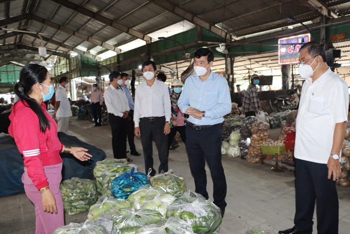 Dịp này, Chủ tịch Ủy ban nhân dân tỉnh kiểm tra công tác phòng, chống dịch và thăm hỏi tình hình mua bán của các tiểu thương tại chợ tạm Sa Giang, chợ Sa Đéc.