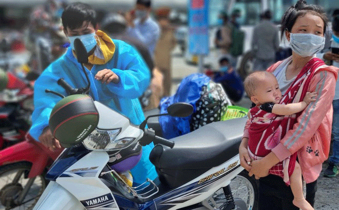 Anh Vừ Bá Giải (19 tuổi, quê Nghệ An) chuyển đồ từ xe máy cũ sang xe máy mới