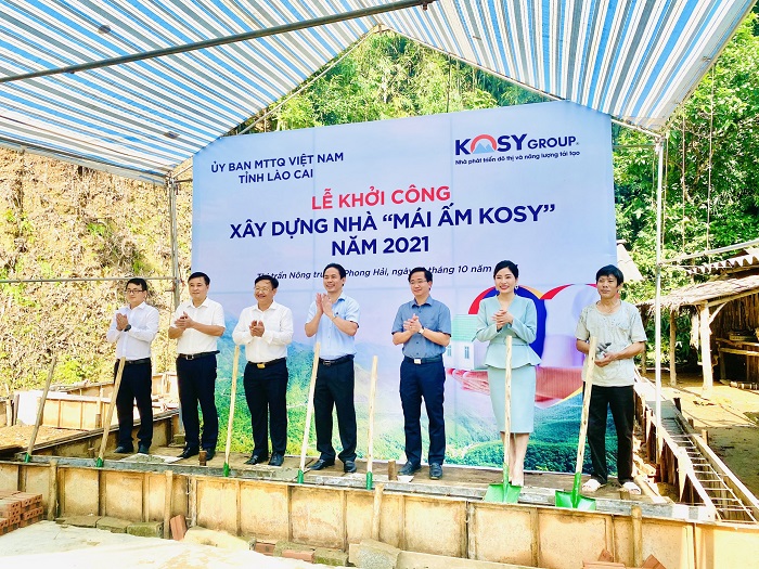 Đại diện lãnh đạo địa phương, Tập đoàn Kosy và chủ hộ thực hiện nghi thức khởi công xây dựng ngôi nhà đầu tiên được nhận hỗ trợ