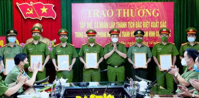 Lãnh đạo Công an tỉnh Phú Thọ trao thưởng cho 3 tập thể, 4 cá nhân đã lập chiến công xuất sắc