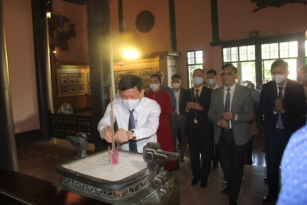 Phó Chủ tịch UBND tỉnh Thanh Hóa cùng đoàn Hiệp hội Doanh nghiệp kính cẩn nghiêng mình trước anh linh của Chủ tịch Hồ Chí Minh