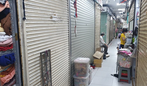 Dù chính quyền cho mở lại với tất cả ngành hàng, nhiều quầy sạp tại chợ An Đông hiện vẫn còn đóng cửa im lìm