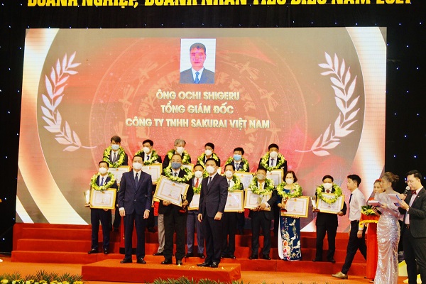 Ông Đỗ Trọng Hưng, Bí thư Tỉnh ủy và ông Đỗ Minh Tuấn, Chủ tịch UBND tỉnh trao tặng cup “Doanh nhân xứ Thanh” cho các doanh nhân tiêu biểu.