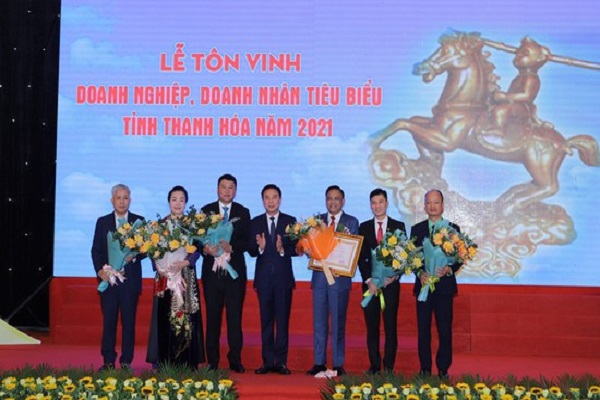 Thừa ủy quyền Chủ tịch nước, đồng chí Đỗ Trọng Hưng, Bí thư Tỉnh ủy đã trao tặng Huân chương lao động hạng 3 cho Hiệp hội DN tỉnh Thanh Hóa.