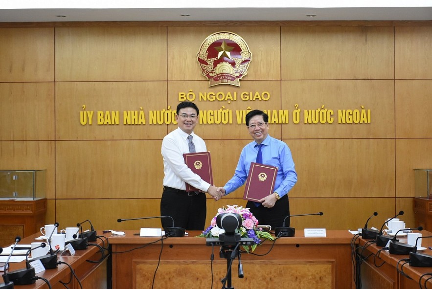 Nhân dịp này, Ủy ban Nhà nước về người Việt Nam ở nước ngoài đã ký thỏa thuận hợp tác với Hội Doanh nhân tư nhân Việt Nam, để tăng cường kết nối, phối hợp trong công tác phát huy nguồn lực người Việt Nam ở nước ngoài cho sự phát triển kinh tế Việt Nam. Ảnh: Thu Phương