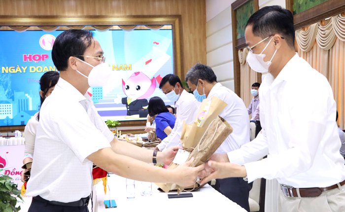 Ông Trần Trí Quang – Phó Chủ tịch UBND tỉnh Đồng Tháp, tặng hoa và quà chúc mừng các doanh nhân.