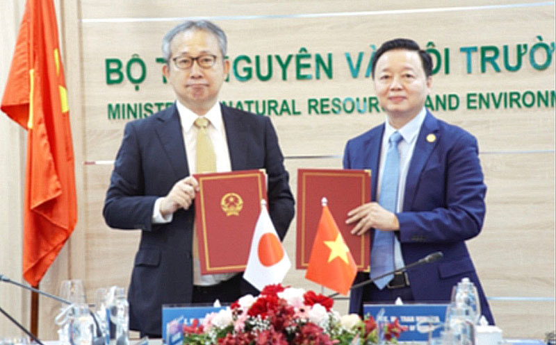 Bộ trưởng Bộ Tài nguyên và Môi trường Trần Hồng Hà và Đại sứ Nhật Bản tại Việt Nam Yamada Takio ký biên bản ghi nhớ.