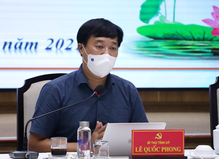 Bí thư Tỉnh ủy Lê Quốc Phong phát biểu tại Hội nghị giao ban về công tác phòng,
chống Covid-19 tỉnh vào tối 15/10.