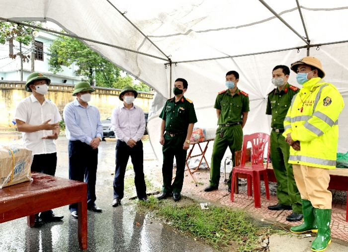 Lãnh đạo huyện Lâm Thao kiểm tra, giao nhiệm vụ cho cán bộ chiến sĩ trực chốt kiểm soát dịch bệnh tại đường Nguyễn Mẫn Đốc, khu Lâm Thao, thị trấn Lâm Thao