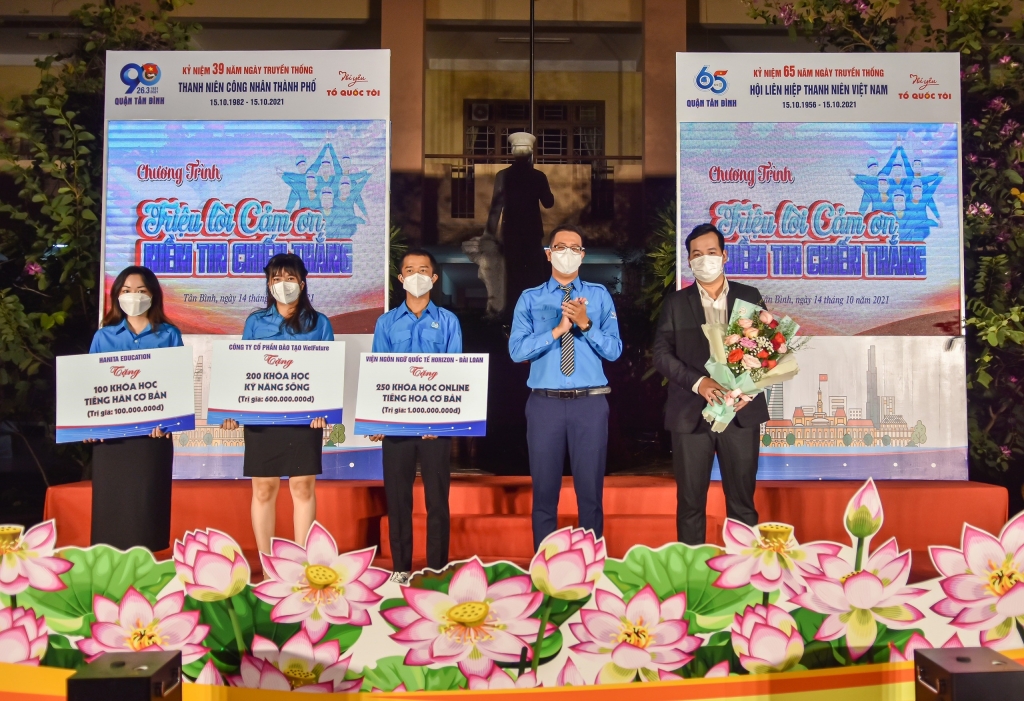 Các kiều bào Hàn Quốc, Đài Loan vừa trao tặng hơn 1.000 khóa học ngoại ngữ, kỹ năng sống trị gía gần 3,5 tỉ đồng cho ĐVTN Quận 3 và quân Tân Bình