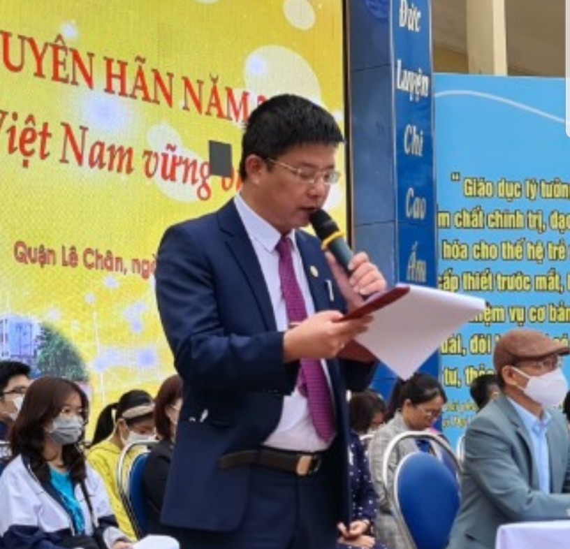 Quận ủy viên, Hiệu trưởng Nguyễn Minh Quý phát biểu khai mạc Hội thi.