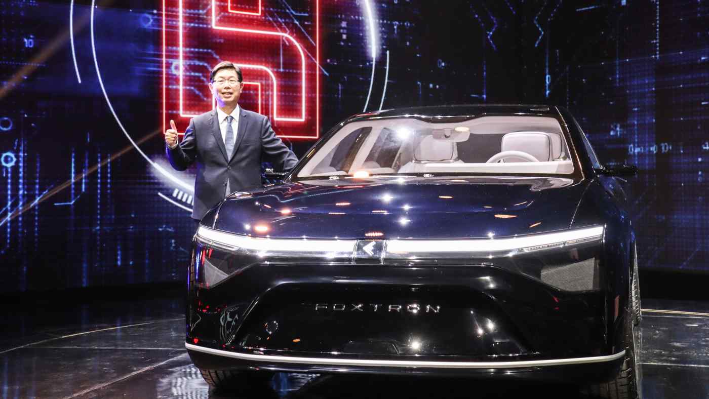 Chủ tịch Foxconn - Young Liu - công bố một trong những nguyên mẫu xe điện