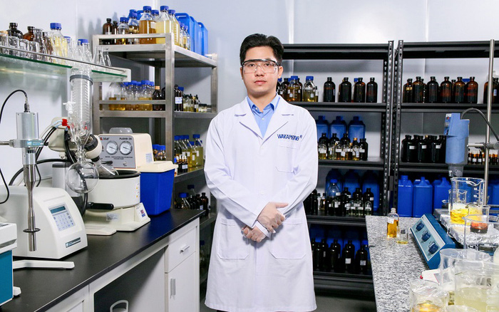 Chân dung ông Lại Nam Hải - người Việt làm khẩu trang diệt vi rút corona đầu tiên trên thế giới. Nguồn: Internet
