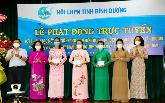 Dịp này, Ban tổ chức đã trao quà cho 03 hội viên phụ nữ yếu thế tham gia Cuộc thi 