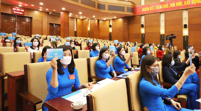 Các đại biểu biểu quyết bầu BCH Hội LHPN tỉnh Phú Thọ khóa XVI