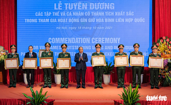 Tặng thưởng Huân chương Bảo vệ Tổ quốc và huân chương lao động cho các tướng lĩnh QĐND Việt Nam - Ảnh: NAM TRẦN
