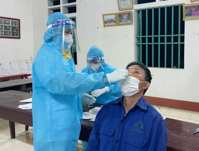 Nhân viên y tế lấy mẫu xét nghiệm cho người dân trên địa bàn xã Chu Hóa, thành phố Việt Trì