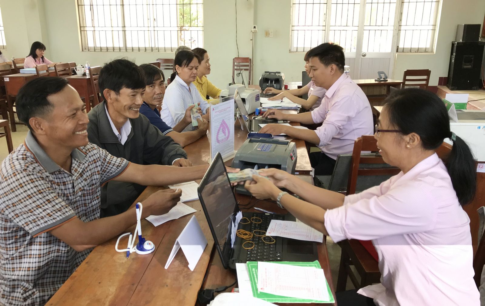 Hệ thống Điểm giao dịch tại xã của chi nhánh NHCSXH tỉnh Bình Định luôn đáp ứng nhu cầu vay vốn của người nghèo. Ảnh thực hiện trước 27/4/2021