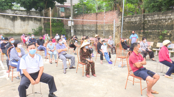 Người dân trên địa bàn huyện Phù Ninh thực hiện nghiêm đeo khẩu trang, giãn cách khi lấy mẫu test nhanh Covid- 19